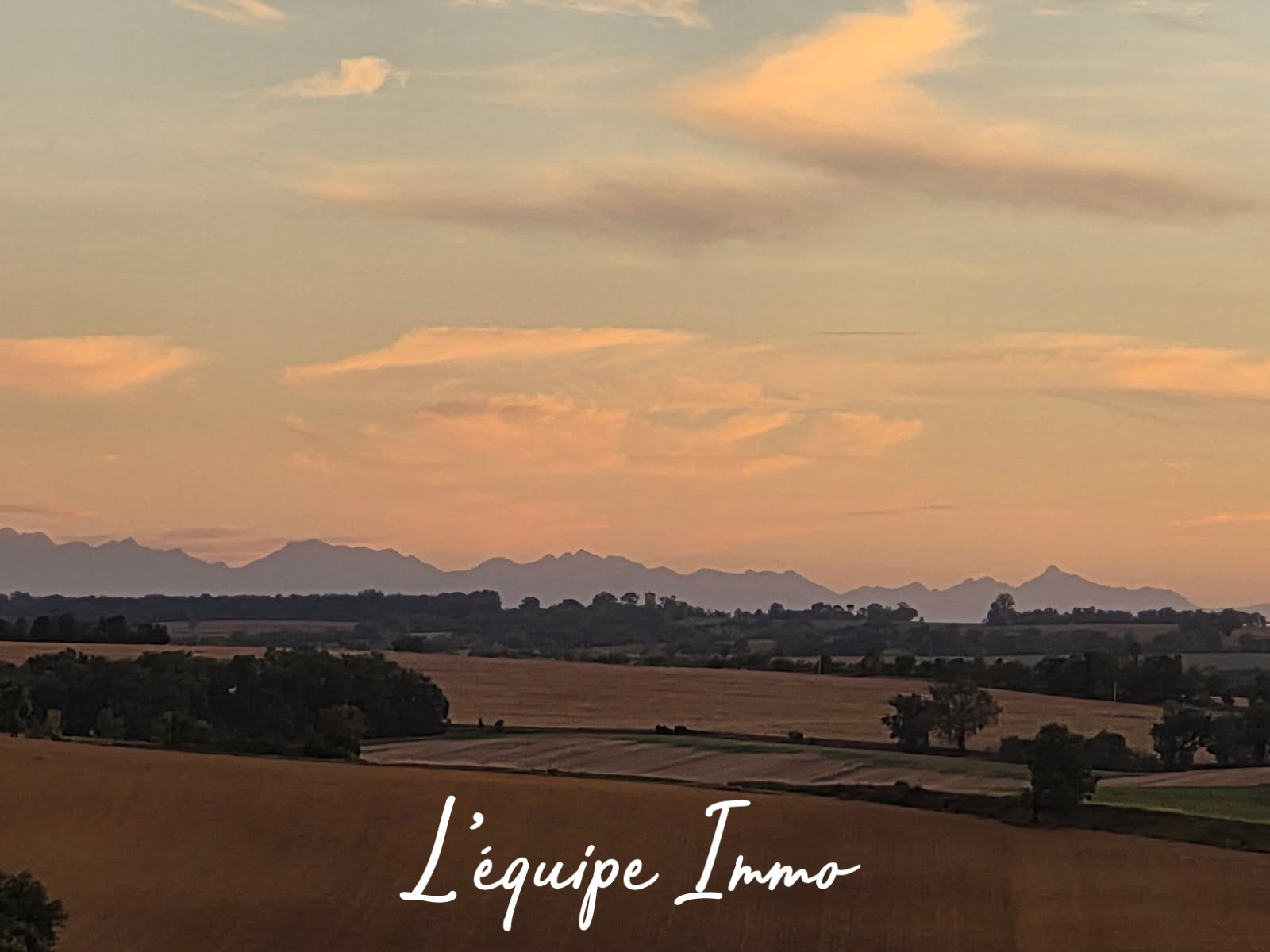 Terrain constructible de 2700m2 avec vue 360o et hangar de 2