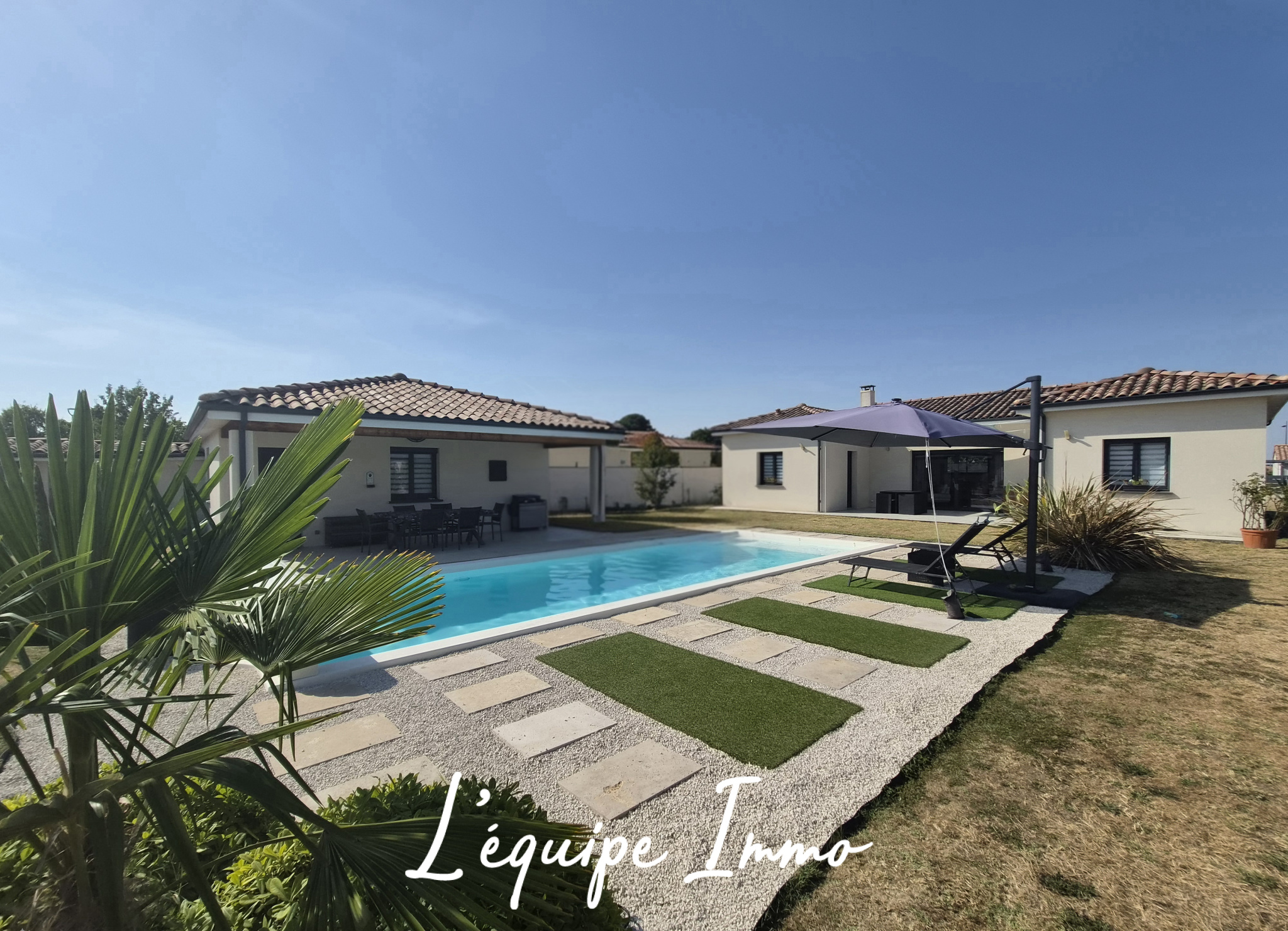 Villa de plain-pied comprenant 3 chambres avec piscine et T2