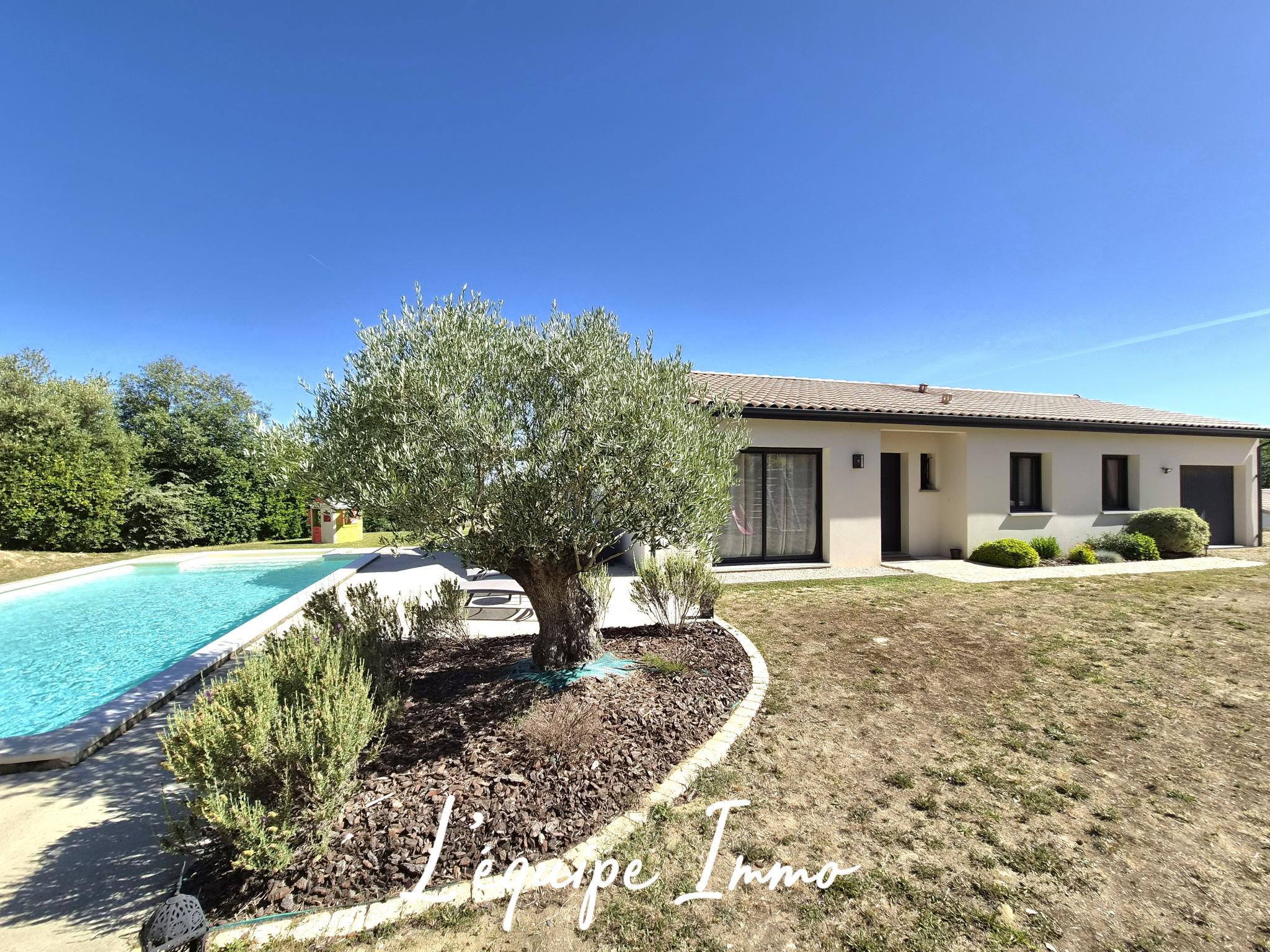 Maison de plain-pied 3 chambres, piscine et garage sur une p